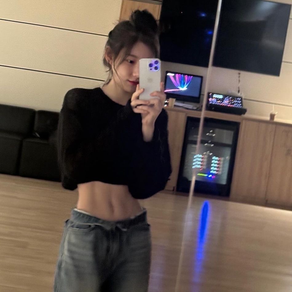 itzypopbase's tweet photo. ITZY’s Chaeryeong hints at an upcoming group comeback after a fan asks why she’s suddenly training her abs:

“For our next comeback…I think abs would suit it well…But we all said the same thing during TUNNEL VISION, and none of us ended up working out.” https://t.co/I0mnrSvfb9