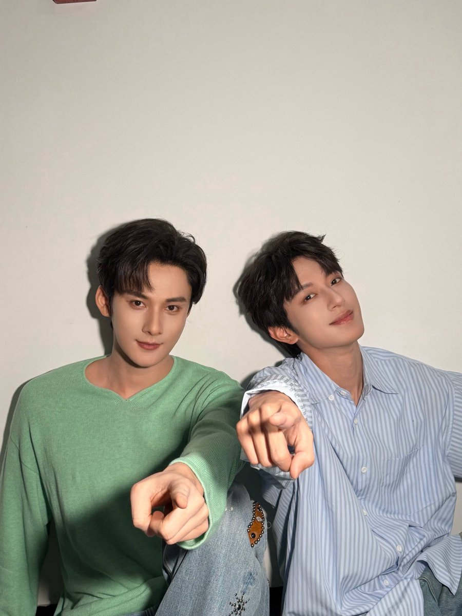 SeekyLiPeienTH's tweet photo. 05.10.69 | JiangHeng replied on his Weibo: 

📎 https://t.co/sq1CWPoVLy

🌊 เสียงดังสนั่นมาจากท้องฟ้า (หมายถึงการปรากฏตัวที่ยิ่งใหญ่)

#หลี่เพ่ยเอิน #李沛恩 #LiPeien #SeekyLi #JiangLi #เจียงเหิง #江衡 #OceanJiang #JiangHeng https://t.co/0Wt8vjgs4M