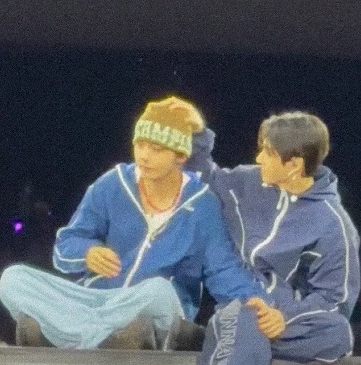jungkovtae's tweet photo. it’s a habit at this point https://t.co/WlbyveCcya