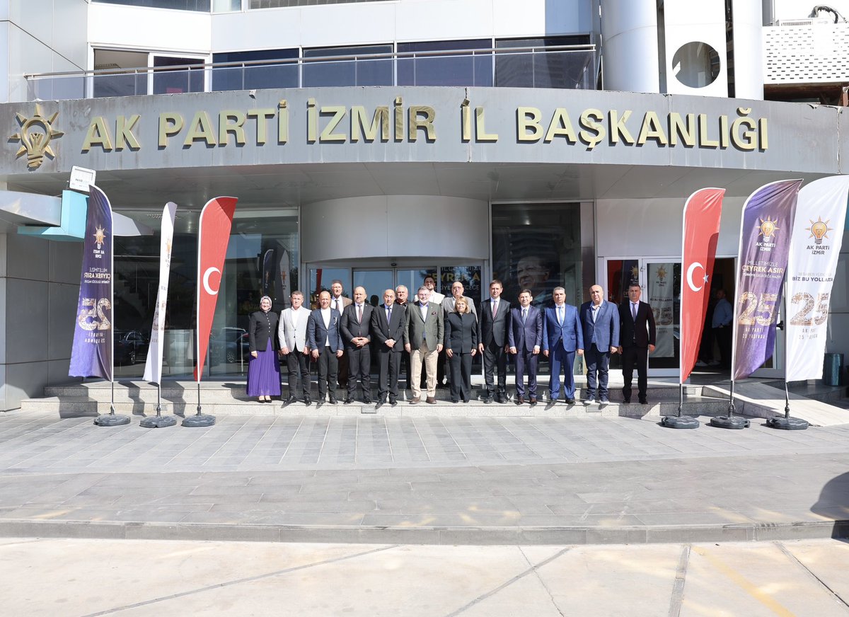 Bilalsaygili's tweet photo. Balkanlar’dan İzmir’imize uzanan kardeşlik köprüsünün kıymetli temsilcilerini İl Başkanlığımızda ağırladık.

Bulgaristan Parlamento Başkan Yardımcısı ve Kırcaali Milletvekili Ayten Sabri, HÖH Genel Başkan Yardımcıları Erol Mümün, Halil Letifov ve Nida Ahmedov ile HÖH MYK Üyesi, Haskovo İl Başkanı Mehmed Ataman’la bir araya geldik.

Asırlardır aynı tarihin, aynı medeniyetin ve aynı manevi iklimin mensuplarıyız. Balkanlar’daki soydaşlarımızla bağımız yalnızca sınırların ötesinden gelen bir dostluk değil; Türklüğün ortak hafızası, İslam kardeşliği ve ecdadımızdan miras kalan güçlü bir gönül bağıdır.

Nerede bir soydaşımız varsa gönlümüz oradadır. Balkanlar’daki Türk ve Müslüman kardeşlerimizle birliğimizi, dayanışmamızı ve kardeşliğimizi daima güçlü tutacağız.

Nazik ziyaretleri için kendilerine teşekkür ediyorum.