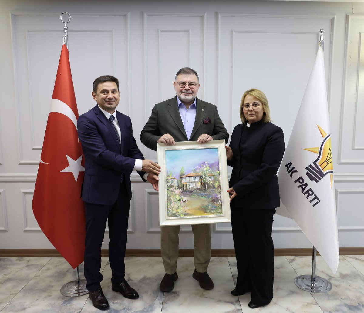Bilalsaygili's tweet photo. Balkanlar’dan İzmir’imize uzanan kardeşlik köprüsünün kıymetli temsilcilerini İl Başkanlığımızda ağırladık.

Bulgaristan Parlamento Başkan Yardımcısı ve Kırcaali Milletvekili Ayten Sabri, HÖH Genel Başkan Yardımcıları Erol Mümün, Halil Letifov ve Nida Ahmedov ile HÖH MYK Üyesi, Haskovo İl Başkanı Mehmed Ataman’la bir araya geldik.

Asırlardır aynı tarihin, aynı medeniyetin ve aynı manevi iklimin mensuplarıyız. Balkanlar’daki soydaşlarımızla bağımız yalnızca sınırların ötesinden gelen bir dostluk değil; Türklüğün ortak hafızası, İslam kardeşliği ve ecdadımızdan miras kalan güçlü bir gönül bağıdır.

Nerede bir soydaşımız varsa gönlümüz oradadır. Balkanlar’daki Türk ve Müslüman kardeşlerimizle birliğimizi, dayanışmamızı ve kardeşliğimizi daima güçlü tutacağız.

Nazik ziyaretleri için kendilerine teşekkür ediyorum.