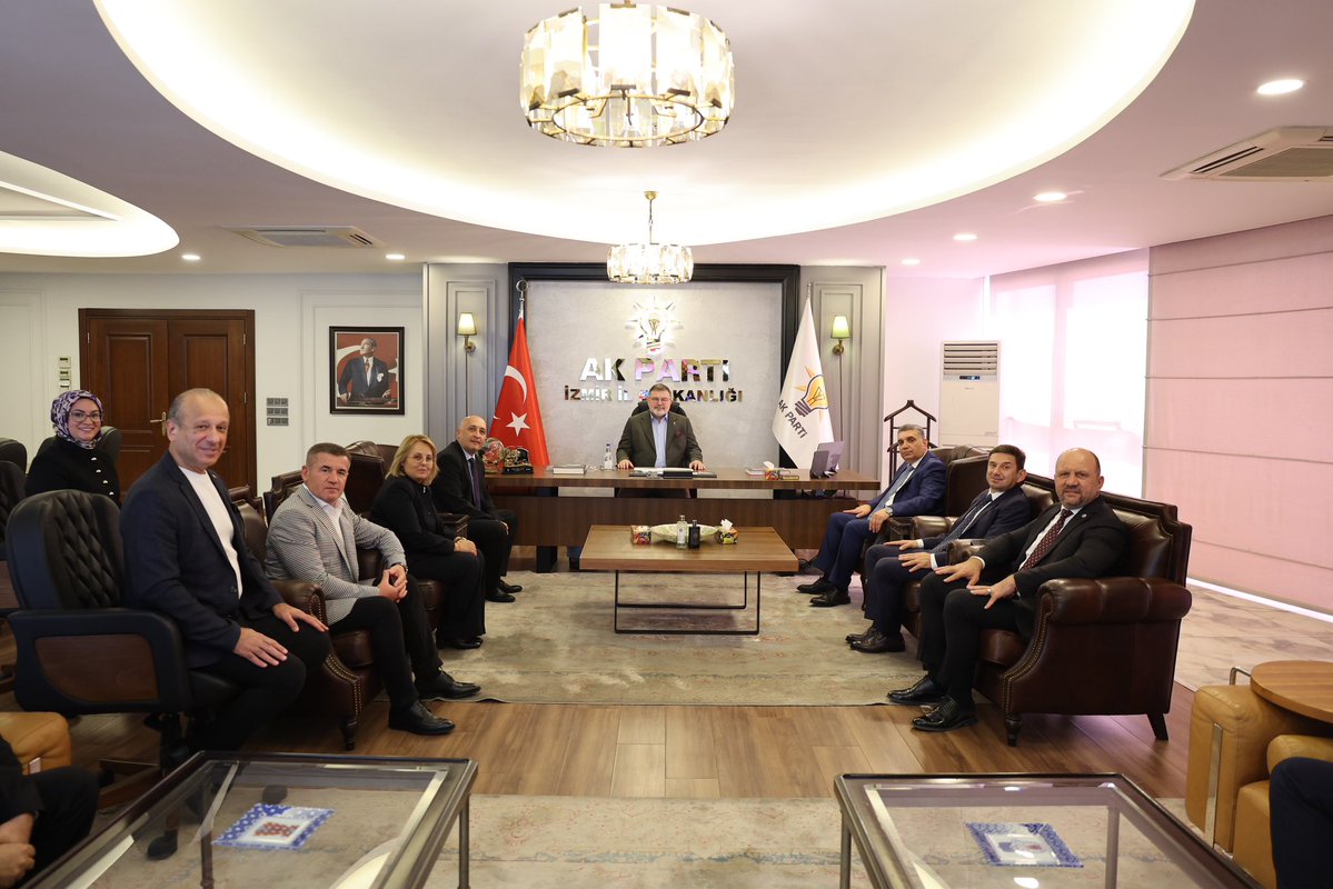 Bilalsaygili's tweet photo. Balkanlar’dan İzmir’imize uzanan kardeşlik köprüsünün kıymetli temsilcilerini İl Başkanlığımızda ağırladık.

Bulgaristan Parlamento Başkan Yardımcısı ve Kırcaali Milletvekili Ayten Sabri, HÖH Genel Başkan Yardımcıları Erol Mümün, Halil Letifov ve Nida Ahmedov ile HÖH MYK Üyesi, Haskovo İl Başkanı Mehmed Ataman’la bir araya geldik.

Asırlardır aynı tarihin, aynı medeniyetin ve aynı manevi iklimin mensuplarıyız. Balkanlar’daki soydaşlarımızla bağımız yalnızca sınırların ötesinden gelen bir dostluk değil; Türklüğün ortak hafızası, İslam kardeşliği ve ecdadımızdan miras kalan güçlü bir gönül bağıdır.

Nerede bir soydaşımız varsa gönlümüz oradadır. Balkanlar’daki Türk ve Müslüman kardeşlerimizle birliğimizi, dayanışmamızı ve kardeşliğimizi daima güçlü tutacağız.

Nazik ziyaretleri için kendilerine teşekkür ediyorum.
