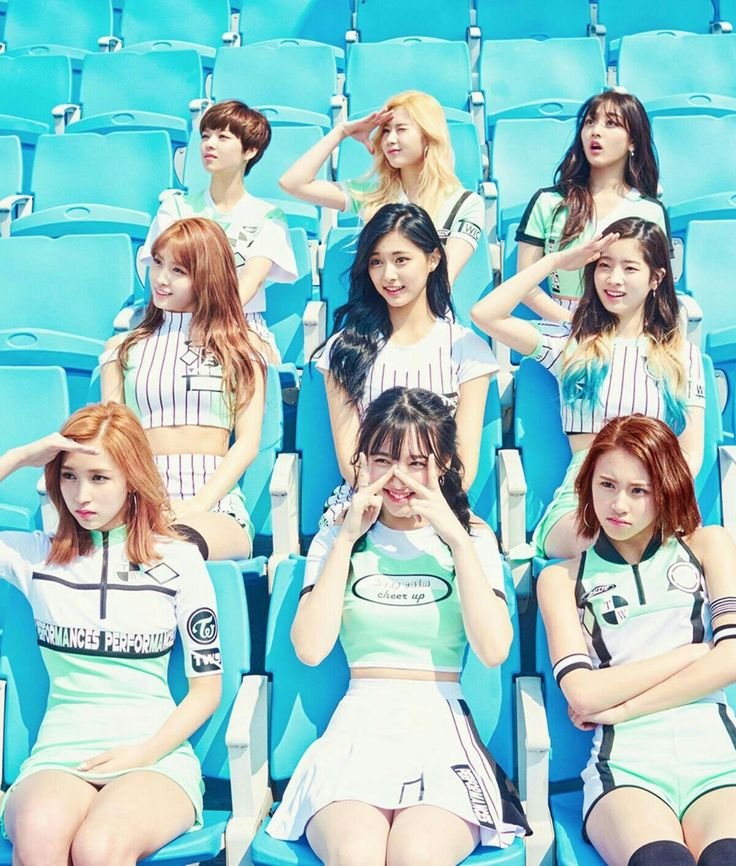 oncetwicebra's tweet photo. TWICE recriou a pose do clássico álbum Page Two! 🎉

#TWICE #트와이스 @JYPETWICE https://t.co/4OHGAxsmaP