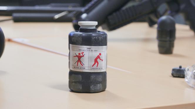 CerfiaFR's tweet photo. 🚨🇫🇷 FLASH | Alors que le procureur affirme que le lycéen a RAMASSÉ la grenade, une lycéenne proche de lui affirme qu’elle est TOMBÉE directement sur lui. https://t.co/wfNjxdJLHz