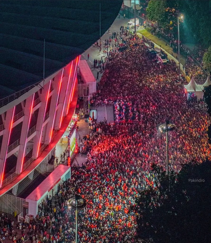 Ball_balanID's tweet photo. Kondisi diluar stadion GBK saat ini 🤯🤯

📸 ig/pakindro https://t.co/LytX8alQap