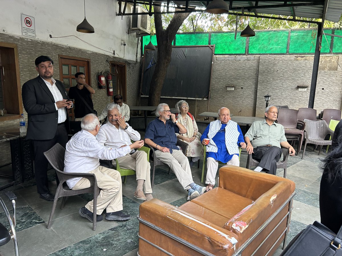 _YogendraYadav's tweet photo. चुनाव आयोग को किले में तब्दील कर दिया गया है और आयोग तक जाने वाले हर रास्ते पर बैरिकेडिंग है। हमने आयोग तक पहुँचने की कोशिश की, लेकिन रास्ते बंद कर दिए गए थे। 

अब Senior Civil Servants (Retired) और eminent citizens का प्रतिनिधिमंडल प्रेस क्लब  में मीडिया के माध्यम से ज्ञानेश कुमार को जनता के महाभियोग का नोटिस तामील कर रहा है।