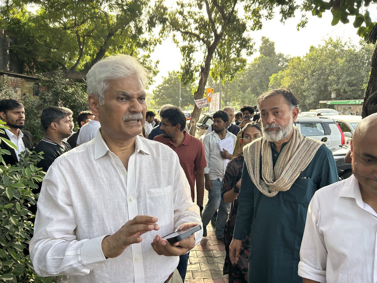 _YogendraYadav's tweet photo. चुनाव आयोग को किले में तब्दील कर दिया गया है और आयोग तक जाने वाले हर रास्ते पर बैरिकेडिंग है। हमने आयोग तक पहुँचने की कोशिश की, लेकिन रास्ते बंद कर दिए गए थे। 

अब Senior Civil Servants (Retired) और eminent citizens का प्रतिनिधिमंडल प्रेस क्लब  में मीडिया के माध्यम से ज्ञानेश कुमार को जनता के महाभियोग का नोटिस तामील कर रहा है।