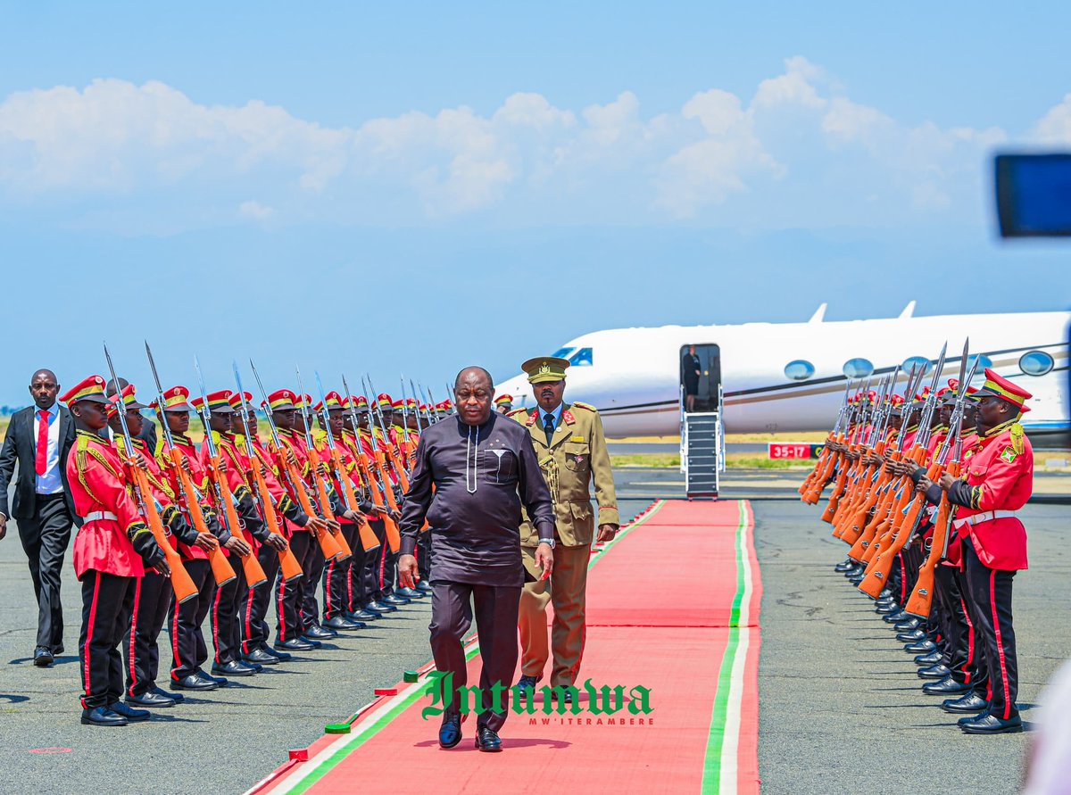 IntumwaNews's tweet photo. Burundi : le Président @GeneralNeva de retour d’Égypte.

Le Président de la République du Burundi et Président en exercice de l’Union africaine, Évariste Ndayishimiye, @GeneralNeva est rentré au pays mardi 5 octobre 2026, après une mission officielle en Égypte.

Au cours de cette mission, il a participé à la 8ène réunion à mi-parcours des chefs d’État et de gouvernements de l’Union africaine, ainsi qu’à l’Africa Premier Business Forum, où il a appelé les investisseurs africains à privilégier des projets transfrontaliers dans les infrastructures, l’énergie, le tourisme, les mines et les nouvelles technologies.

Le Chef de l’État burundais a également pris part aux travaux consacrés à l’AUDA-NEPAD, qui célébrait ses 25 ans d’existence. Il a encouragé la poursuite des programmes de développement à travers le continent.

En sa qualité de Président en exercice de l’Union africaine, Évariste Ndayishimiye a insisté sur l’importance de l’unité africaine, de la valorisation des ressources et de la transformation locale des produits africains. Il a également appelé au renforcement de la paix et de la sécurité et à une action collective face aux défis du continent.

En marge de cette mission, il s’est entretenu avec plusieurs chefs d’État, dont son homologue égyptien Abdel Fattah Al-Sissi, avec qui il a échangé sur les relations entre le Burundi et l’Égypte ainsi que sur leur contribution au sein de l’Union africaine.