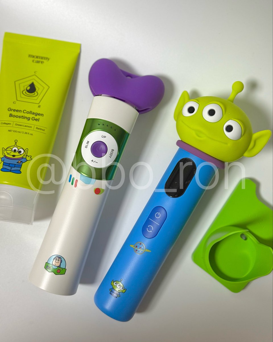bbo_ron's tweet photo. #RT이벤트

4000팔 이벤트로 늦은만큼 큰거 말아왔읍니다

˗ˋˏ 마미케어 브이쎄라 + 펜타프라임 ˎˊ˗ 
(토이스토리5 에디션) 그리고 + 김뽀롱 마음 담은 α

이 글 RT+팔로우 해주신 1분께 싹 보내드릴게요♡⁼³₌₃

*마미케어 체험단으로 받아서 촬영만 한 새제품이예요
(저는 제시랑 포키를 좋아해서 둘을 쓰고있은••
ㄴ제가 뷰티디바이스에 관심이 많아 진짜 이거 저거
많이 가지고 있는데요 둘이 놀고 있는게 너무 아까워서
가져와봤더요 저랑 티친해주시는 트친+구독깅들
앞으로도 잘 부탁드립니다🩷