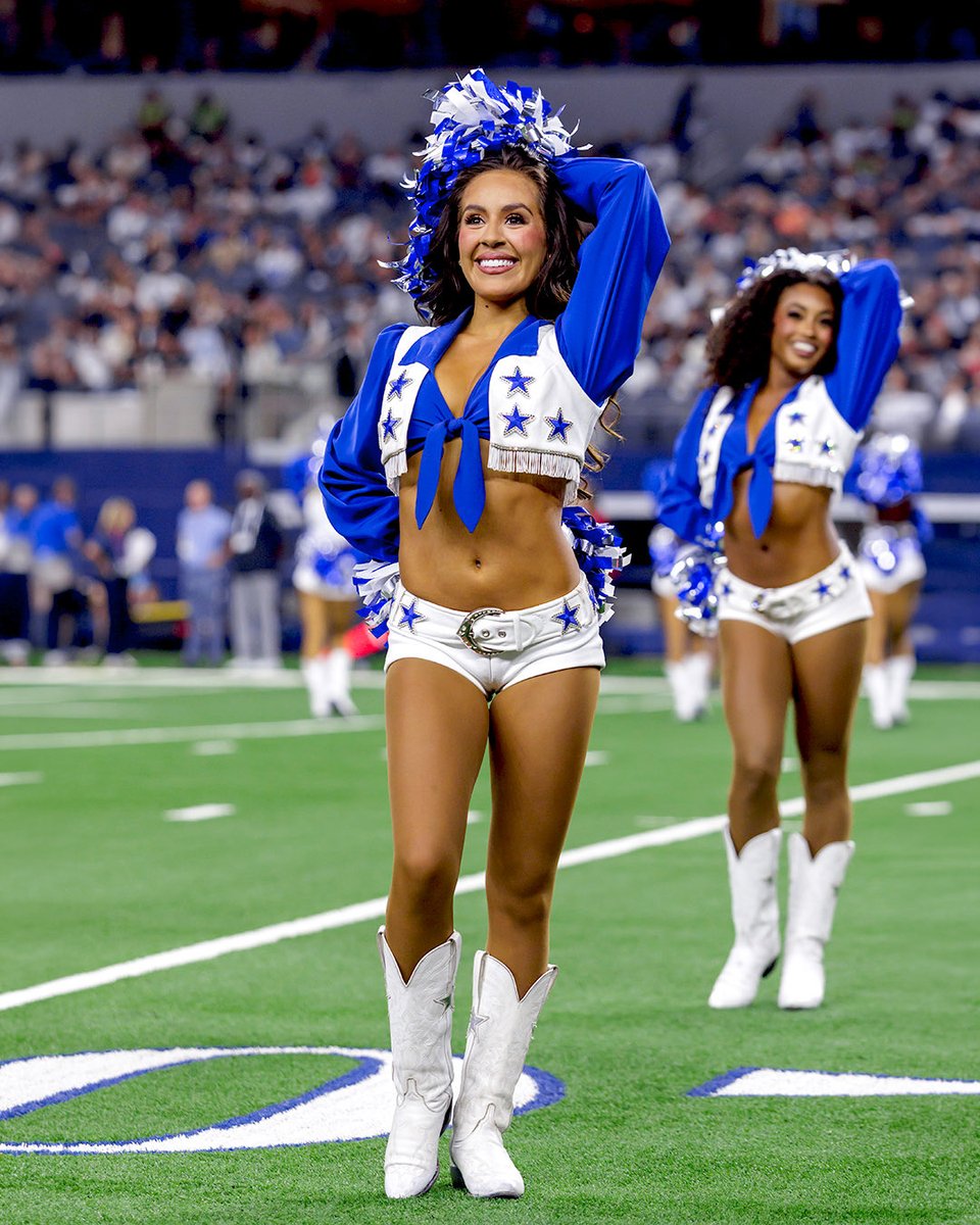 DCCheerleaders's tweet photo. cupcakes for JuJu 💙 Happy Birthday, Julissa! https://t.co/bPr2UWqr3B