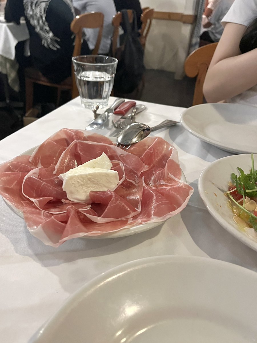 kusobiyoakaka's tweet photo. 茶にある超人気イタリアンなんだけど、ピザの耳までとんでもなく美味しくてまじでまじでまじで感動したので皆本当に行ってください、予約必須📋 https://t.co/iUdr4ljyhV