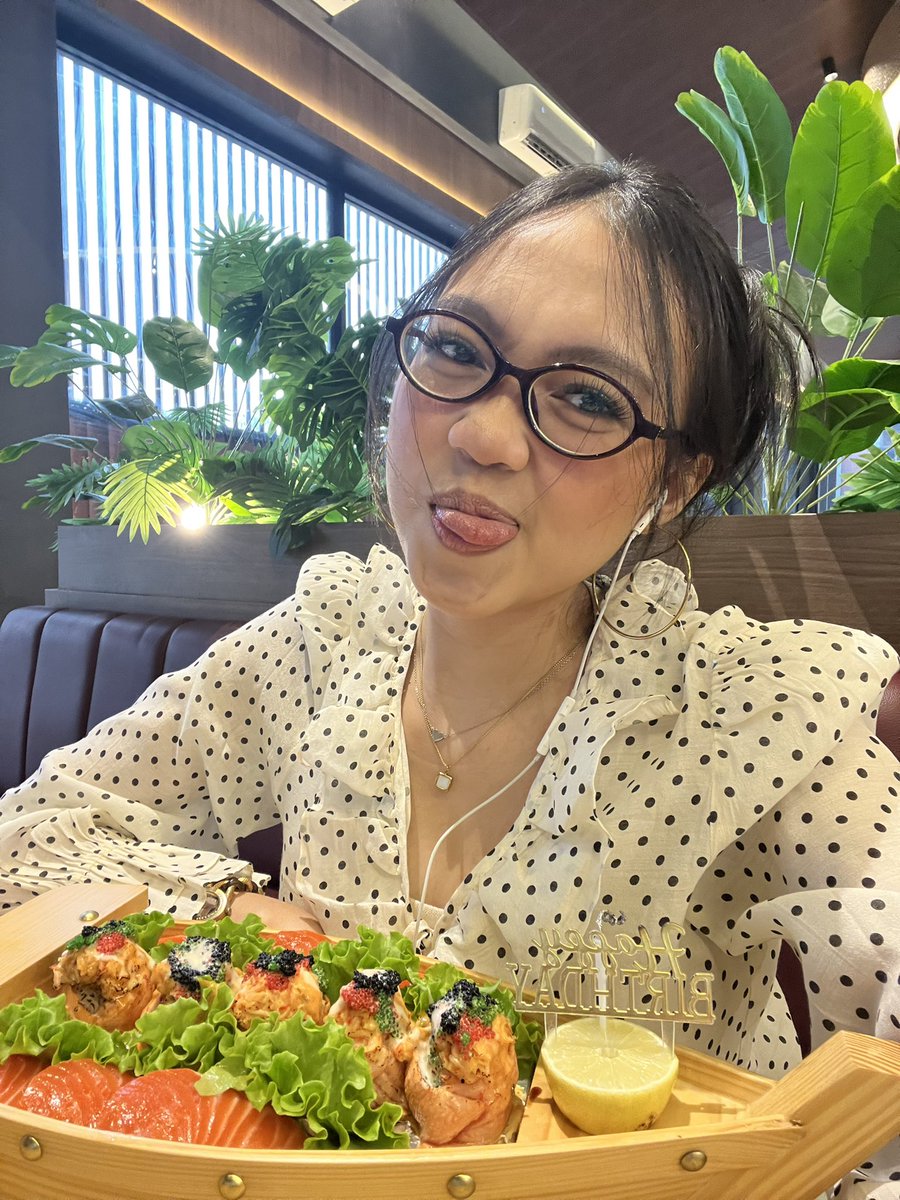 kaptenAmercia's tweet photo. Tadi siang aku birthday lunch sendiri trus request plating sushi yg pake kapal karna lagi ulangtahun…. KAGET BGT MALAH DIDATENGIN SE-ABK-ABK-NYA😭😭😭 https://t.co/IdJZkIBG42