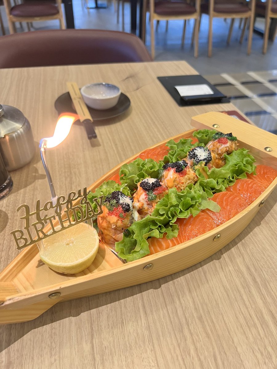 kaptenAmercia's tweet photo. Tadi siang aku birthday lunch sendiri trus request plating sushi yg pake kapal karna lagi ulangtahun…. KAGET BGT MALAH DIDATENGIN SE-ABK-ABK-NYA😭😭😭 https://t.co/IdJZkIBG42
