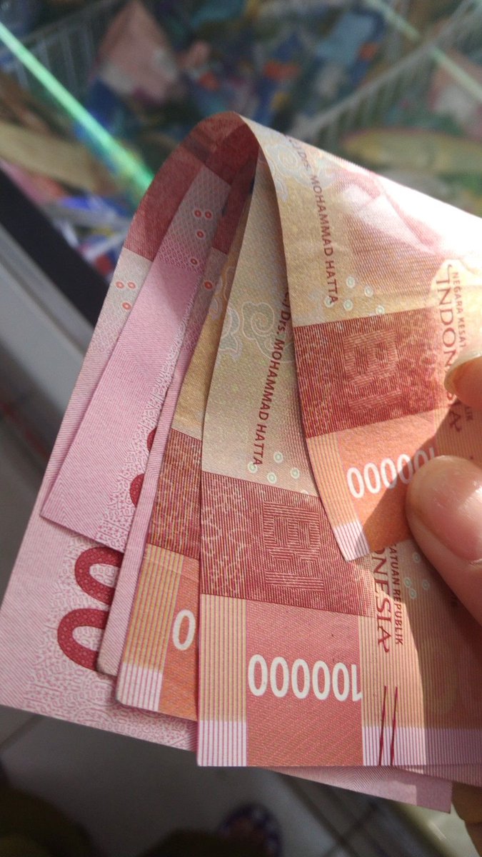 hopefulhob's tweet photo. Kalau kalian dapet Rp 300 ribu, mau dibuat beli jajan apa? 🧐 https://t.co/QtMOhJv6xd
