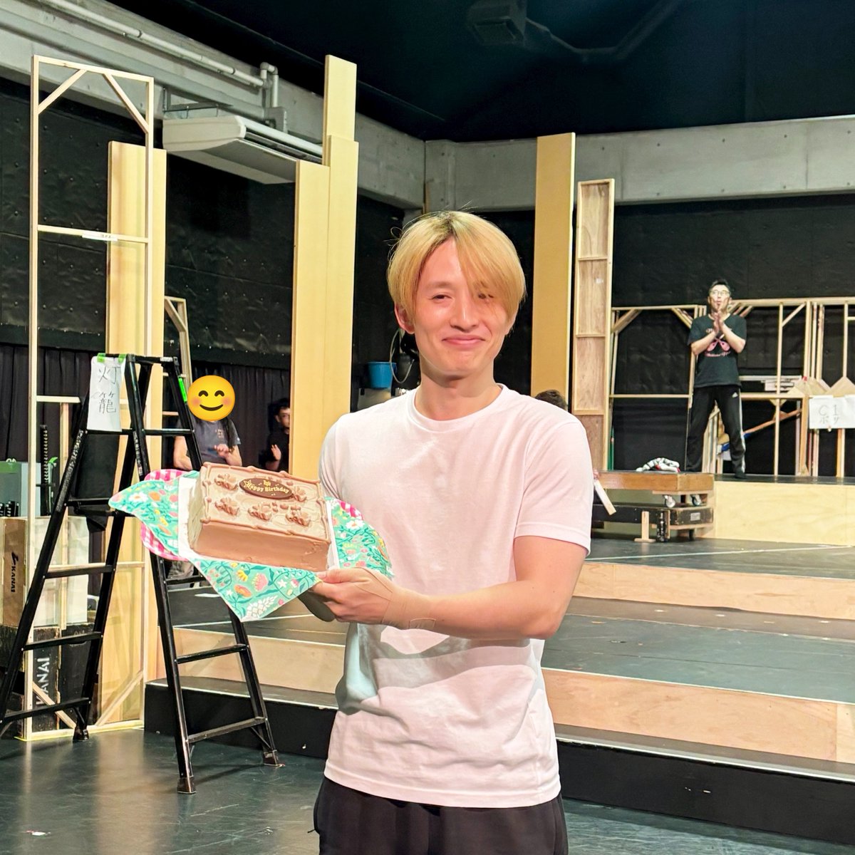 SHINKANSENinfo's tweet photo. 本日10/5は浜中文一さんのお誕生日です。
稽古場にてお祝いしました。おめでとうござます！
2016年『50Shades！』を観劇したいのうえさんが、「見つけた！」と大興奮してから10年。
『月影花之丞大逆転』を経て、ラスト贋鉄斎を引き受けていただくことになりました。
（とにかく、お楽しみに！） https://t.co/AKfGsf1cIL