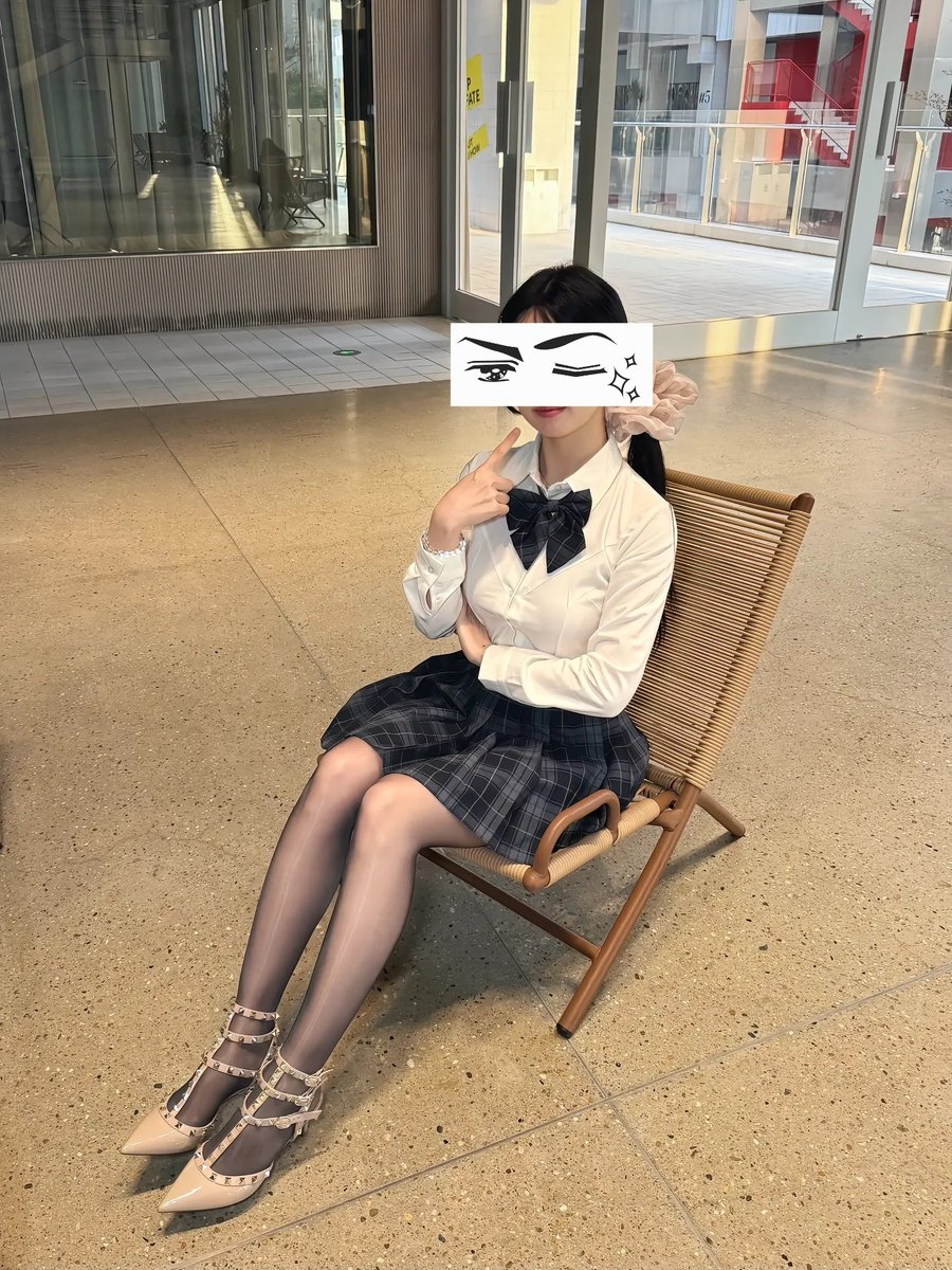 mxnliiii's tweet photo. 女生穿黑丝，在一些男人眼里就是“性暗示”“想勾引人”“很容易被拿捏”。
可我穿黑丝，是因为我喜欢。
它可以性感，可以漂亮，可以带有性意味，但这些都不意味着我在向谁发出邀请。
你可以拥有自己的欲望，但别拿你的欲望替我定义。
#雌竞 #女权  #女神 #高贵 #健身 #白富美 https://t.co/9iPeOkIrRo