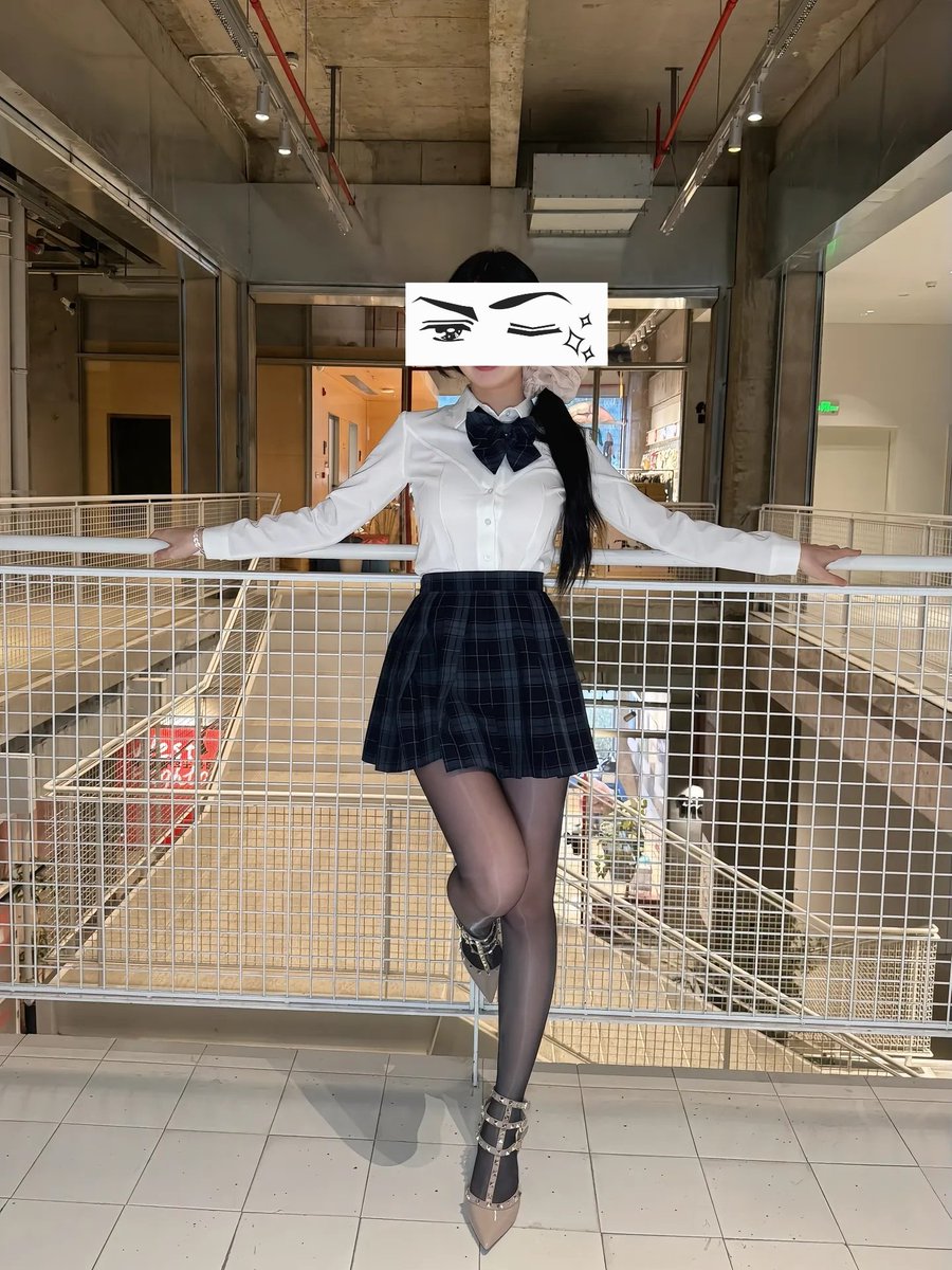 mxnliiii's tweet photo. 女生穿黑丝，在一些男人眼里就是“性暗示”“想勾引人”“很容易被拿捏”。
可我穿黑丝，是因为我喜欢。
它可以性感，可以漂亮，可以带有性意味，但这些都不意味着我在向谁发出邀请。
你可以拥有自己的欲望，但别拿你的欲望替我定义。
#雌竞 #女权  #女神 #高贵 #健身 #白富美 https://t.co/9iPeOkIrRo