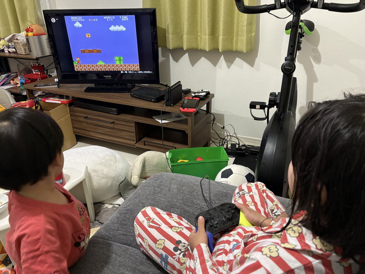 boros_lancer's tweet photo. マイクラやりたいという娘に、アクションやるならこれからやれ、とスーパーマリオブラザーズを起動するスタイル https://t.co/gDIxQ2Ddyb