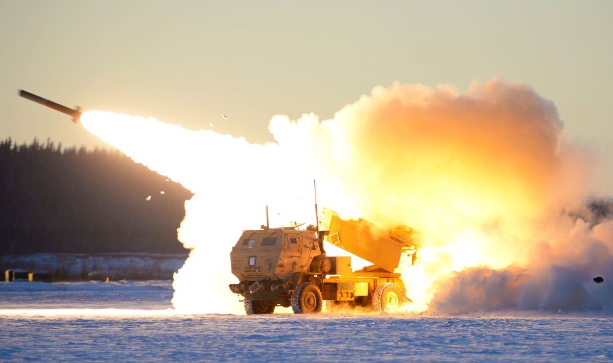 NashaCanada's tweet photo. Эстония меняет свою военную доктрину. В случае нарушения фашистской Россией границы, Эстония нанесет ракетно-бомбовый удар по Москве. https://t.co/lwttMMr7GI
