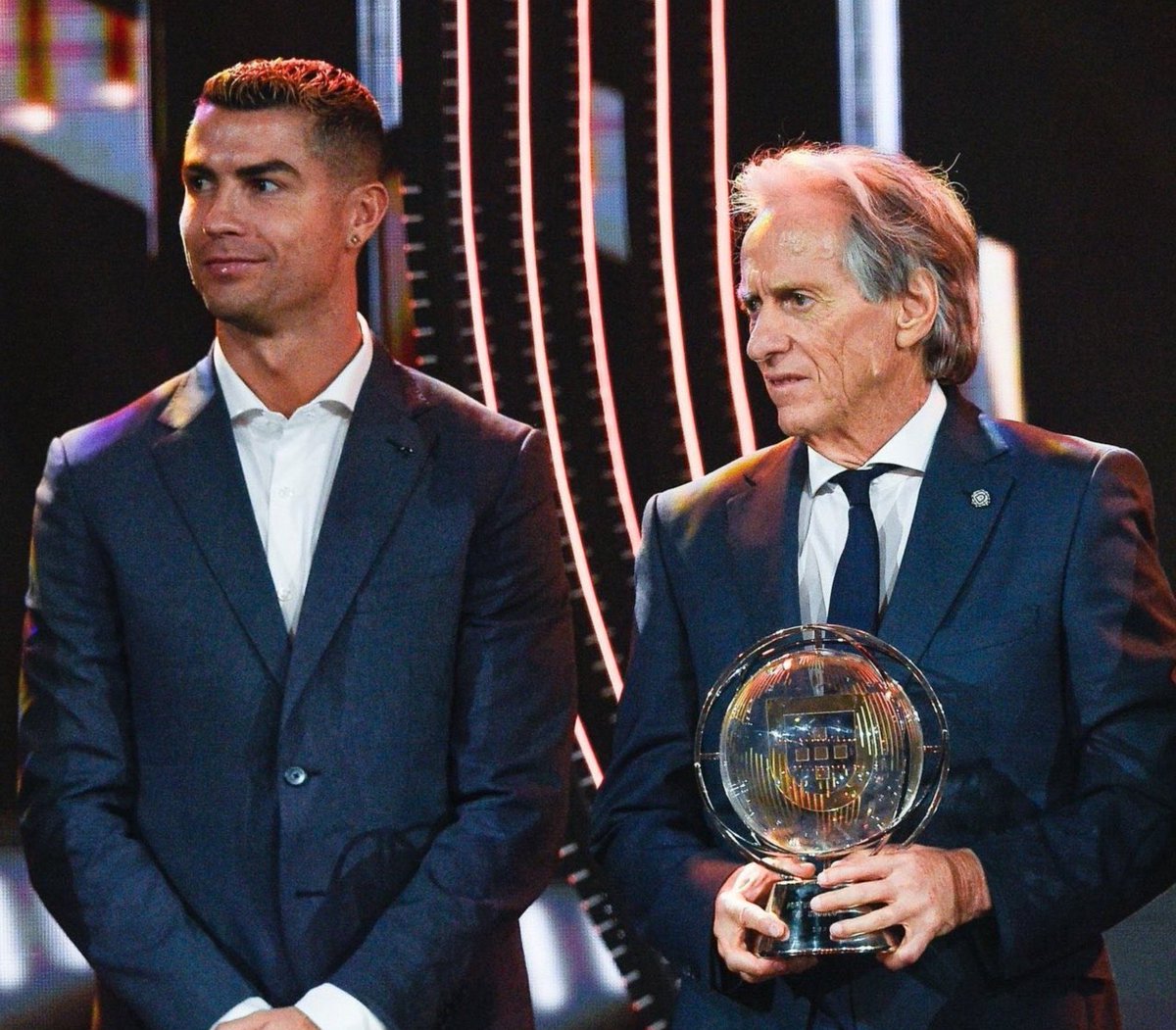 MadridPreeti's tweet photo. Carlo Ancelotti - "I don't want Modrić to warmup if I'm not sure that he will play. I respect him too much to do that"

Jorge Jesus - "How many players did warm-ups today and didn't participate. Will that pose a problem? No. But It was different because of Ronaldo"

That's the difference between an Elite Coach and Nobody's like Ten Hag and Jorge Jesus who haven't won anything in their Career. 

You treat your legends different than your average player. How hard is that Concept to Grasp !? They maybe Coaches, but they can never be Managers.