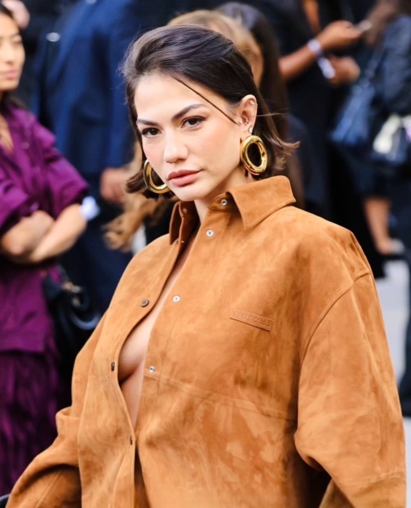 DemetOzdmrMedia's tweet photo. Demet Özdemir, Victoria’s Secret gecesinde!💫🌎

18 Ekim’de Los Angeles’ta gerçekleşecek, yalnızca özel davetlilerin katılacağı ikonik gecede #DemetÖzdemir, Victoria’s Secret Türkiye’nin özel konuğu olarak yerini alacak. 

Dünyanın dört bir yanından ünlü isimlerin buluşacağı gecede Demet Özdemir, Victoria’s Secret defilesini yerinden izleyecek. 
@VictoriasSecret