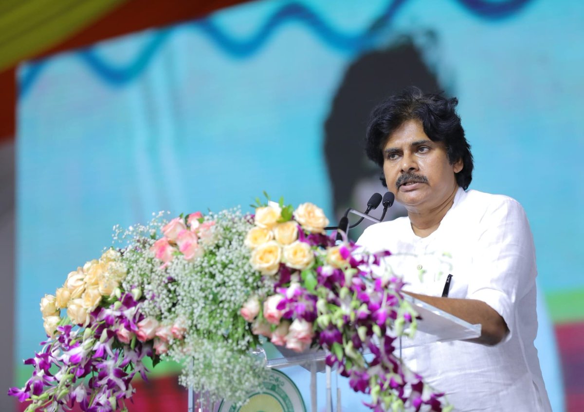 JanaSenaParty's tweet photo. పార్టీ కాదు.. ప్రాంతం కాదు.. ప్రజలే ముఖ్యం

తాగు నీటి విషయంలో రాజకీయాలకు తావు లేదు 

ప్రతి ఇంటికీ సురక్షిత నీరు.. ప్రతి గ్రామానికి నీటి భద్రతే అమరజీవి జలధార లక్ష్యం

- రూ.30,156 కోట్లతో ‘అమరజీవి జలధార’కు శ్రీకారం

- ⁠పులివెందులకు రూ.280 కోట్లుతో 299 గ్రామాల తాగు నీటి సమస్యకు పరిష్కారం

 3.27 కోట్ల మందికి సురక్షిత తాగునీరు అందించేలా భారీ ప్రణాళిక

 గత ఏడు దశాబ్దాల్లో నిర్మించిన వసతులకు మించి ఈ ఐదేళ్లలోనే భారీ నీటి మౌలిక వసతులు

 రాయలసీమ నుంచి ఉద్దానం వరకు ప్రతి ప్రాంతానికీ సురక్షిత తాగునీరు

ప్రొద్దుటూరులో జల్ జీవన్ మిషన్ – అమరజీవి జలధార ప్రాజెక్టుల శంకుస్థాపన కార్యక్రమంలో ఉప ముఖ్యమంత్రివర్యులు శ్రీ  @PawanKalyan గారు 

#JalJeevanMission #HarGharJalAP #AmaraJeeviJaladhara
