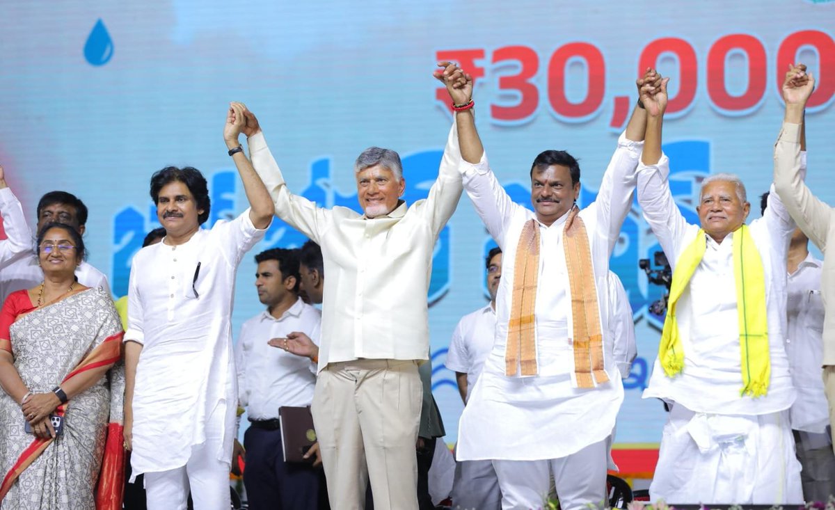JanaSenaParty's tweet photo. పార్టీ కాదు.. ప్రాంతం కాదు.. ప్రజలే ముఖ్యం

తాగు నీటి విషయంలో రాజకీయాలకు తావు లేదు 

ప్రతి ఇంటికీ సురక్షిత నీరు.. ప్రతి గ్రామానికి నీటి భద్రతే అమరజీవి జలధార లక్ష్యం

- రూ.30,156 కోట్లతో ‘అమరజీవి జలధార’కు శ్రీకారం

- ⁠పులివెందులకు రూ.280 కోట్లుతో 299 గ్రామాల తాగు నీటి సమస్యకు పరిష్కారం

 3.27 కోట్ల మందికి సురక్షిత తాగునీరు అందించేలా భారీ ప్రణాళిక

 గత ఏడు దశాబ్దాల్లో నిర్మించిన వసతులకు మించి ఈ ఐదేళ్లలోనే భారీ నీటి మౌలిక వసతులు

 రాయలసీమ నుంచి ఉద్దానం వరకు ప్రతి ప్రాంతానికీ సురక్షిత తాగునీరు

ప్రొద్దుటూరులో జల్ జీవన్ మిషన్ – అమరజీవి జలధార ప్రాజెక్టుల శంకుస్థాపన కార్యక్రమంలో ఉప ముఖ్యమంత్రివర్యులు శ్రీ  @PawanKalyan గారు 

#JalJeevanMission #HarGharJalAP #AmaraJeeviJaladhara