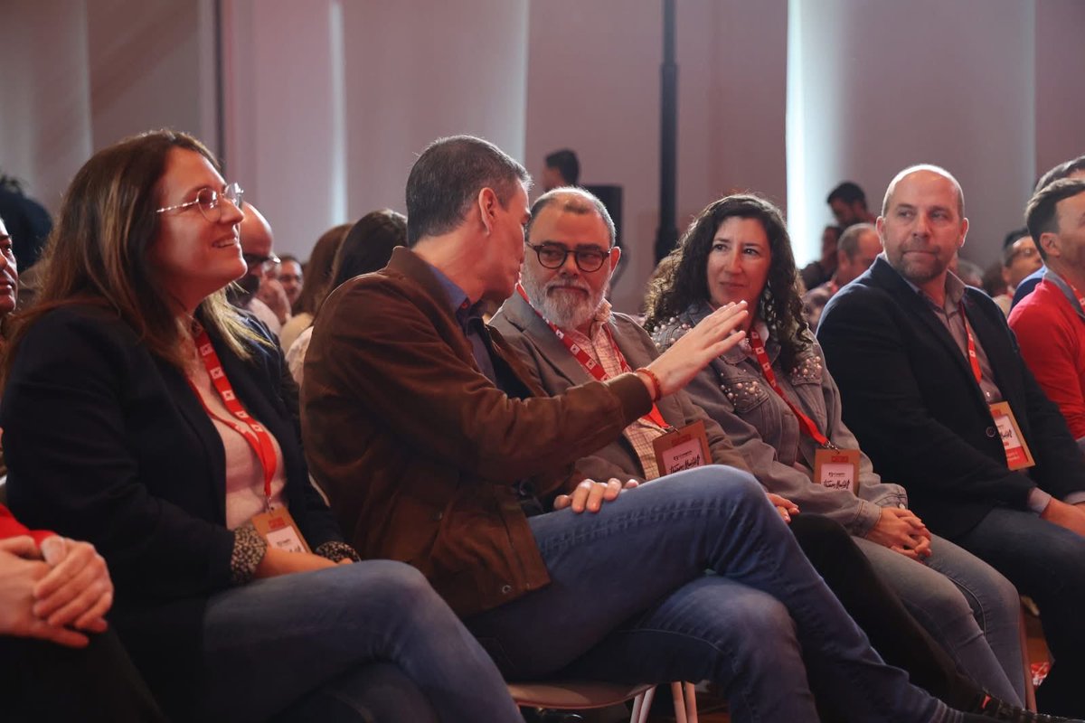 cosmebonet's tweet photo. 29 de novembre. Ens hi jugam molt: defensar avanços socials, protegir drets i continuar progressant front a qui vol fer passes enrere.
Ara toca mobilitzar-nos, sortir al carrer i explicar el projecte socialista. Amb ganes, amb força i amb il·lusió.

Endavant! 🌹 https://t.co/b9xlN0T4NH