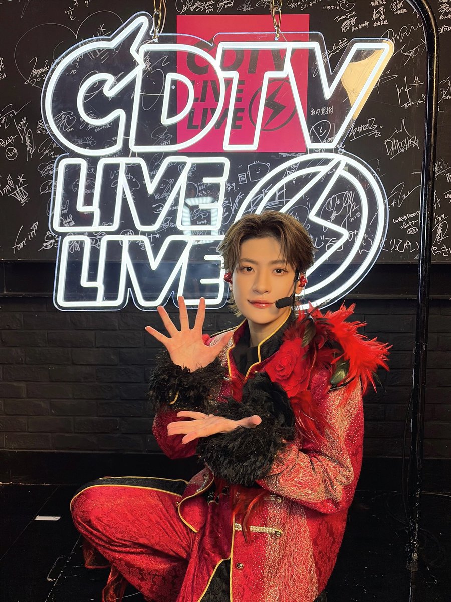 Lienel_official's tweet photo. ＼⚡️#CDTVライブライブ⚡️／

メジャー2ndシングルより
#Lienel「 愛のダバダ 」
パフォーマンスを披露しました🌹✨

#芳賀柊斗 （はがしゅうと）
宮城県出身
2005.01.25 / 21歳
メンバーカラー❤️

最年長のイカ好きリーダー🦑
https://t.co/PWetDjjoMD

@TBSCDTV
#リエネル_愛のダバダ https://t.co/zOpFQgN5BW