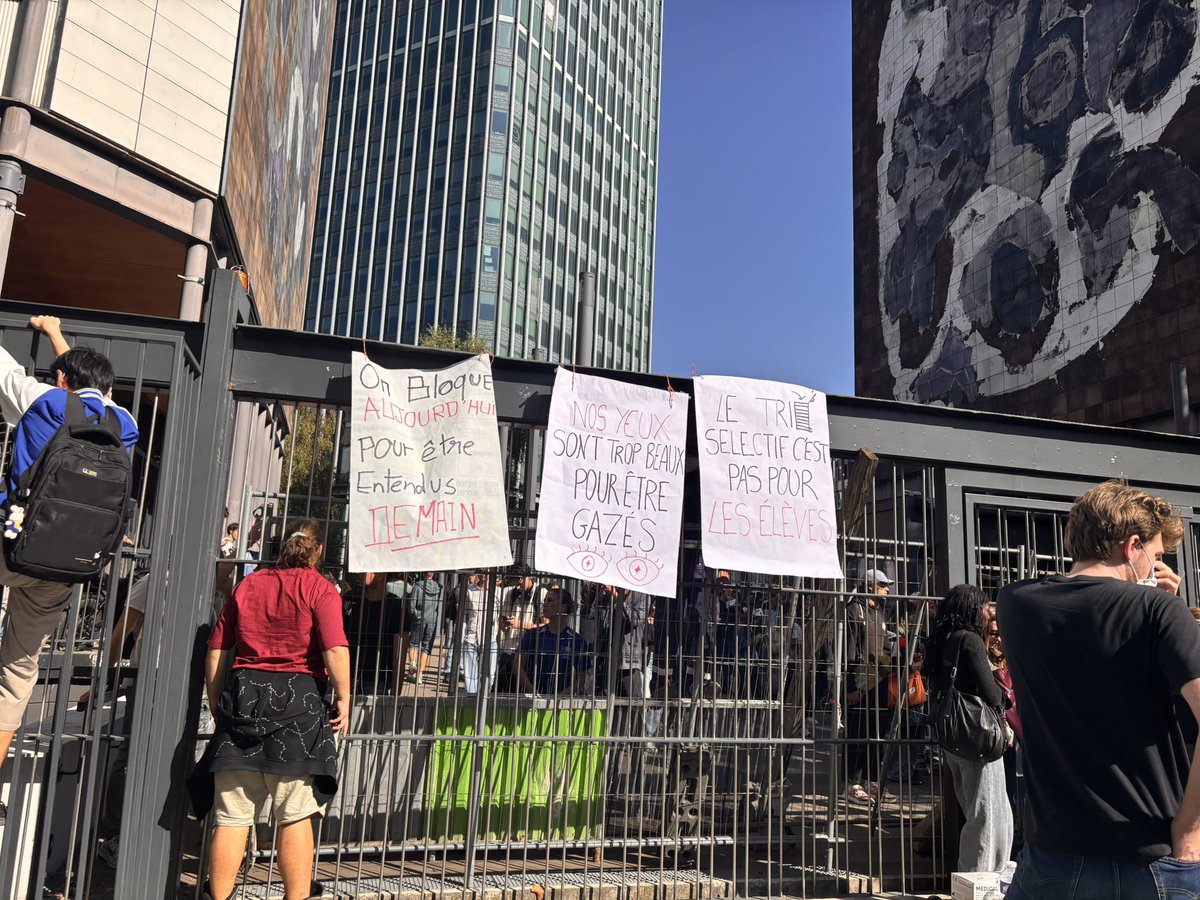 repaltino52's tweet photo. Le divertissement de bloqué Jussieu wlh merci pour tout https://t.co/qXjlVsDRH2