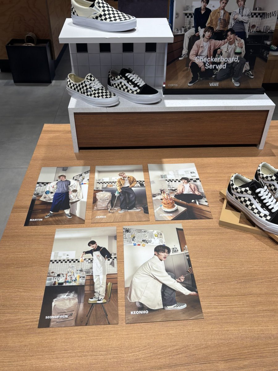 M0RTALV0IDD's tweet photo. cortis x vans @ sm mega ! https://t.co/xHNwOQGJal