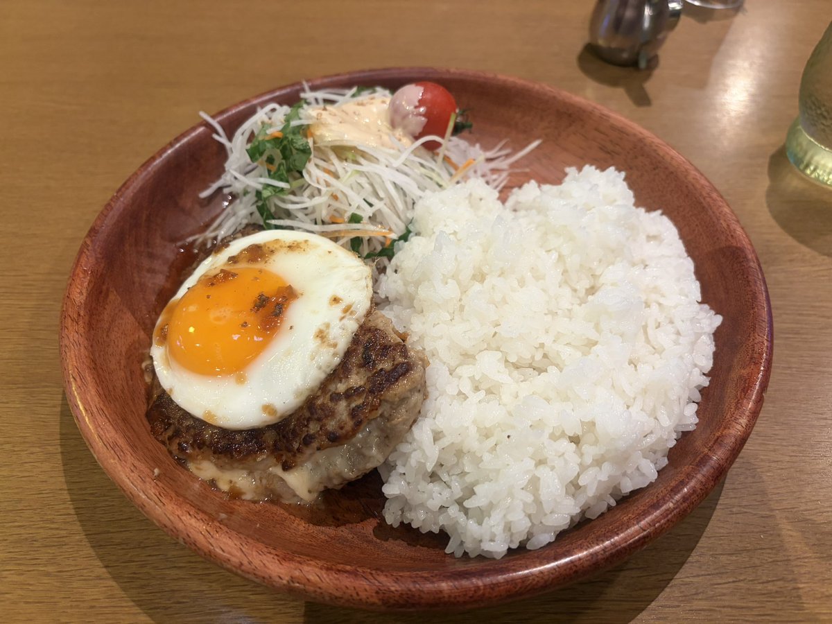 aykayk1024's tweet photo. 会議後びっくりドンキー✨何バーグディッシュでしょう？？
からのクレープテイクアウトしてしまった、明日から自重します https://t.co/Fzle9ifzAF