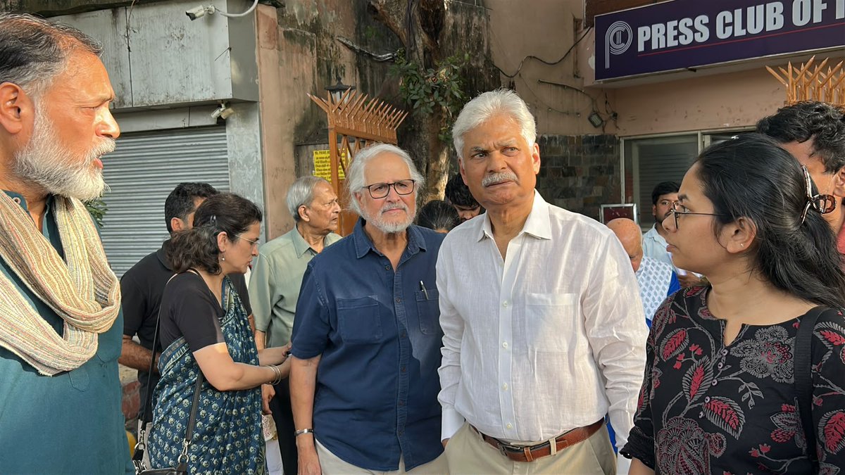 YYConnects's tweet photo. We were meant to go to the Election Commission. The police made sure we never got there.

A delegation of senior citizens apparently posed such a grave security threat that the State found it necessary to deploy the machinery of the police rather than simply receive a notice. https://t.co/lxcDYhvWL9