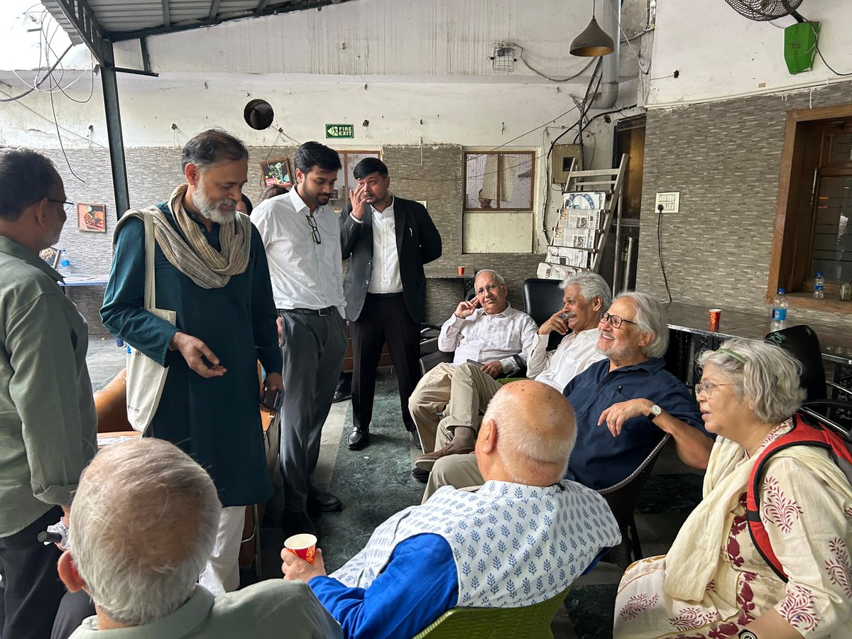 YYConnects's tweet photo. We were meant to go to the Election Commission. The police made sure we never got there.

A delegation of senior citizens apparently posed such a grave security threat that the State found it necessary to deploy the machinery of the police rather than simply receive a notice. https://t.co/lxcDYhvWL9