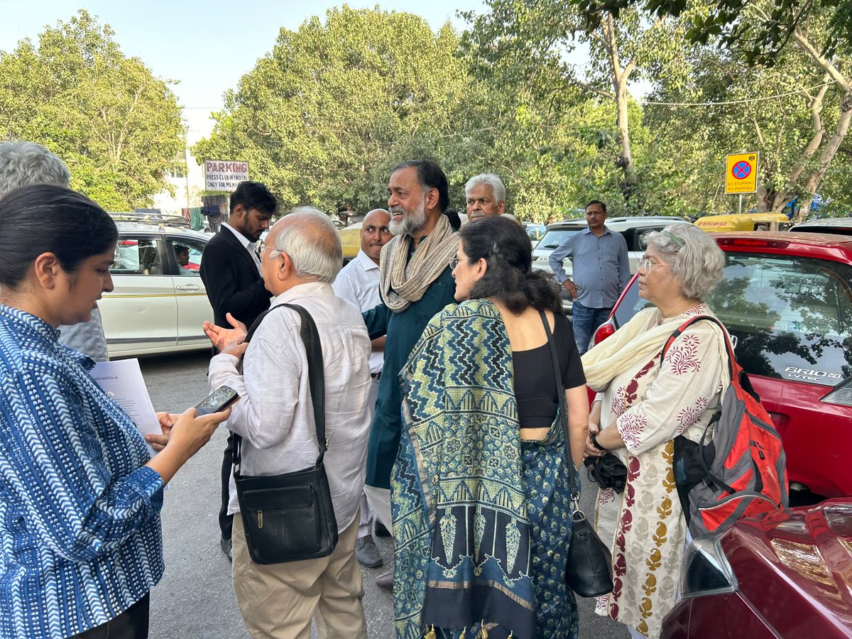 YYConnects's tweet photo. We were meant to go to the Election Commission. The police made sure we never got there.

A delegation of senior citizens apparently posed such a grave security threat that the State found it necessary to deploy the machinery of the police rather than simply receive a notice. https://t.co/lxcDYhvWL9