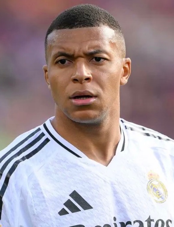 StakeFootball's tweet photo. 🚨🚨| Kylian Mbappé is ready to 𝗦𝗧𝗔𝗥𝗧 against Villarreal! ✅ 

[@diarioas] https://t.co/xrfVaovXvj