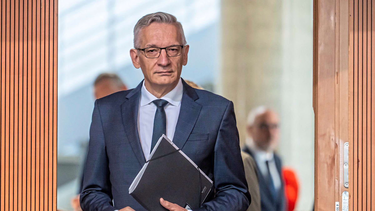 welt's tweet photo. BND-Chef sieht Gefahr für „gewaltsamen Konflikt mit Russland“ https://t.co/er1Wd3TqhK https://t.co/yBONF6vomA