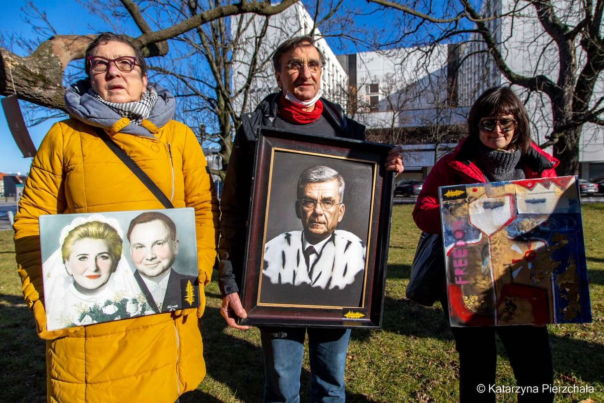 stanislawalwo's tweet photo. @Arlukowicz @prezydentpl Ta opcja uwielbia portrety! Raki np #Portret nieznanego mężczyzny w gronostajach. 🤪. Albo #Monidło 🤪 https://t.co/fiQbCT740V