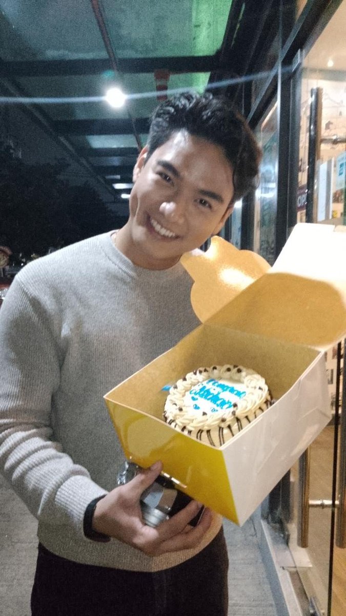 cherrybellymeee's tweet photo. My interaction with Michael at the airport (yesterday):

Me: Michael, congratulations sa pbb
Michael: Thank youuu!

HHAAHHAHAHAHAHA na spoil kami! Yet obvious naman na talaga sa clues. Kaya cake siya samin after!!

PBB HOST MICHAEL SAGER https://t.co/Inb6HzJv97