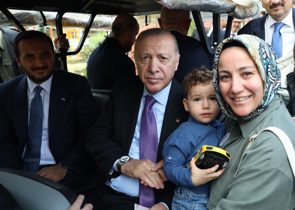 Akparti's tweet photo. Cumhurbaşkanımız Sayın Recep Tayyip Erdoğan, İstanbul Rami Kütüphanesi'nde düzenlenen AileFest'e katıldı. https://t.co/QwvADaArbb