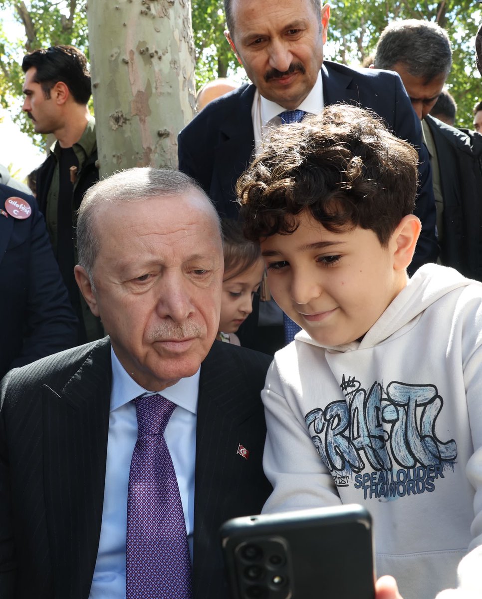 Akparti's tweet photo. Cumhurbaşkanımız Sayın Recep Tayyip Erdoğan, İstanbul Rami Kütüphanesi'nde düzenlenen AileFest'e katıldı. https://t.co/QwvADaArbb