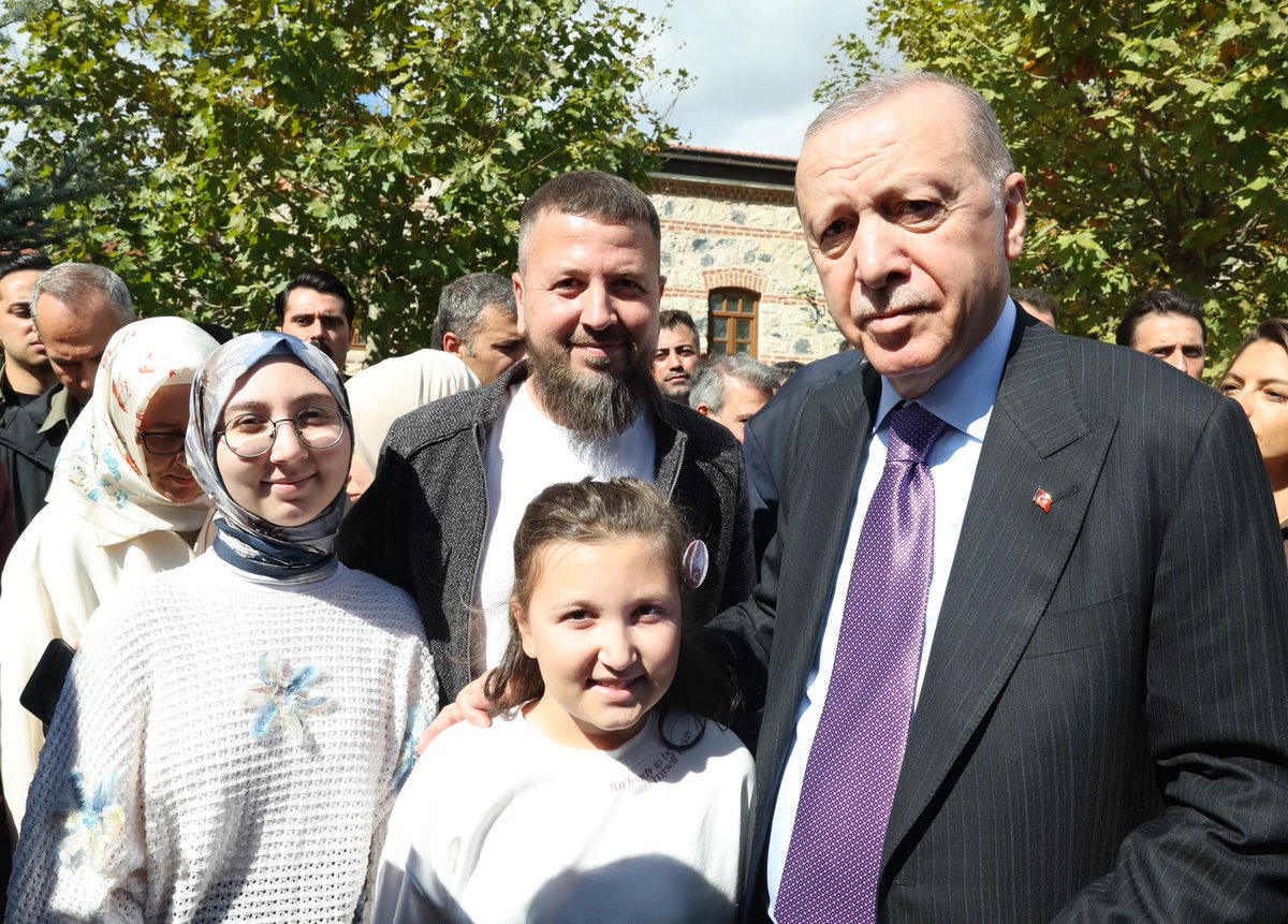 Akparti's tweet photo. Cumhurbaşkanımız Sayın Recep Tayyip Erdoğan, İstanbul Rami Kütüphanesi'nde düzenlenen AileFest'e katıldı. https://t.co/QwvADaArbb