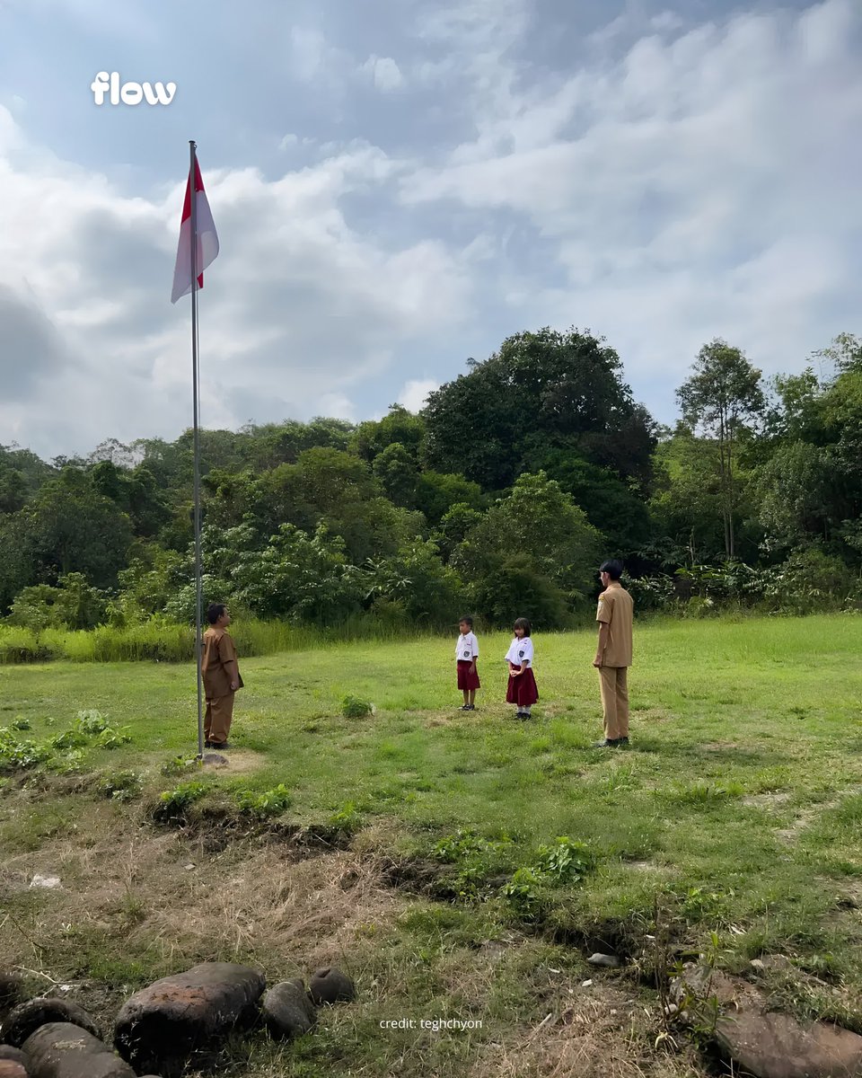 idnflow's tweet photo. Kisah Haru Sekolah di Pelosok Kaltara yang Cuma Punya Tiga Guru dan Tiga Murid.

Salut banget sama dedikasi guru-guru di Mentarang Hulu, Kaltara! Biarpun satu sekolah cuma ada 3 siswa dan 3 guru, kegiatan belajar sampai upacara bendera tetap jalan terus. Bukti nyata kalau semangat pendidikan nggak pernah kenal batas! Kalian hebat.

#Pendidikan #Daerah3T #Kaltara #GuruPelosok #idnflow