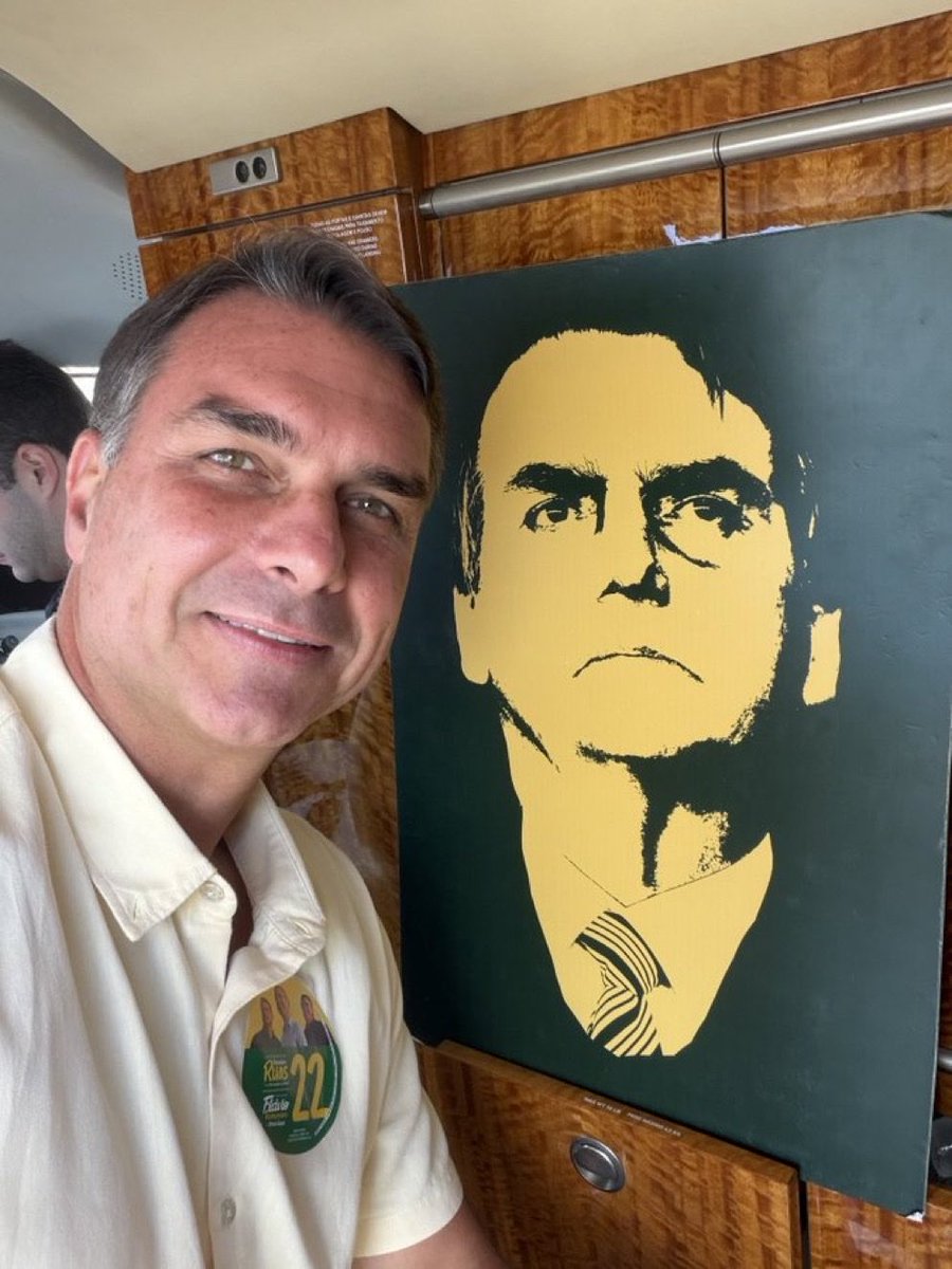 NewsLiberdade's tweet photo. 🚨AGORA - Flávio Bolsonaro posta foto e agradece pela votação 

“Obrigado, Deus! Obrigado, Brasil!

O país se manifestou nas urnas pela mudança e pelo futuro! Não apenas na Presidência da República, mas também no Senado e na Câmara dos Deputados.

A maioria esmagadora que fizemos no Congresso trará de volta a segurança jurídica que o país tanto precisa para crescer. O Legislativo federal está configurado para um Presidente como Flávio Bolsonaro!

Parabéns também aos governadores e deputados estaduais eleitos. Faço o compromisso de sempre colocar o povo acima de qualquer questão partidária, pois, por exemplo, o combate efetivo ao narcoterrorismo tem que ser feito em conjunto com Governadores e Prefeitos.

Faltam poucos dias para o resgate do Brasil! Bora pra cima com tudooooooo!!!”
