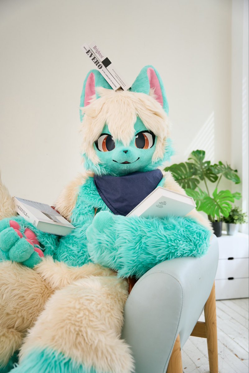 Hazel_fursuit's tweet photo. 책은 마음의 양식이래!!

..이렇게 먹는거 맞나?

#알로헤이즐 #AloHazel https://t.co/bYEWK3kFSE