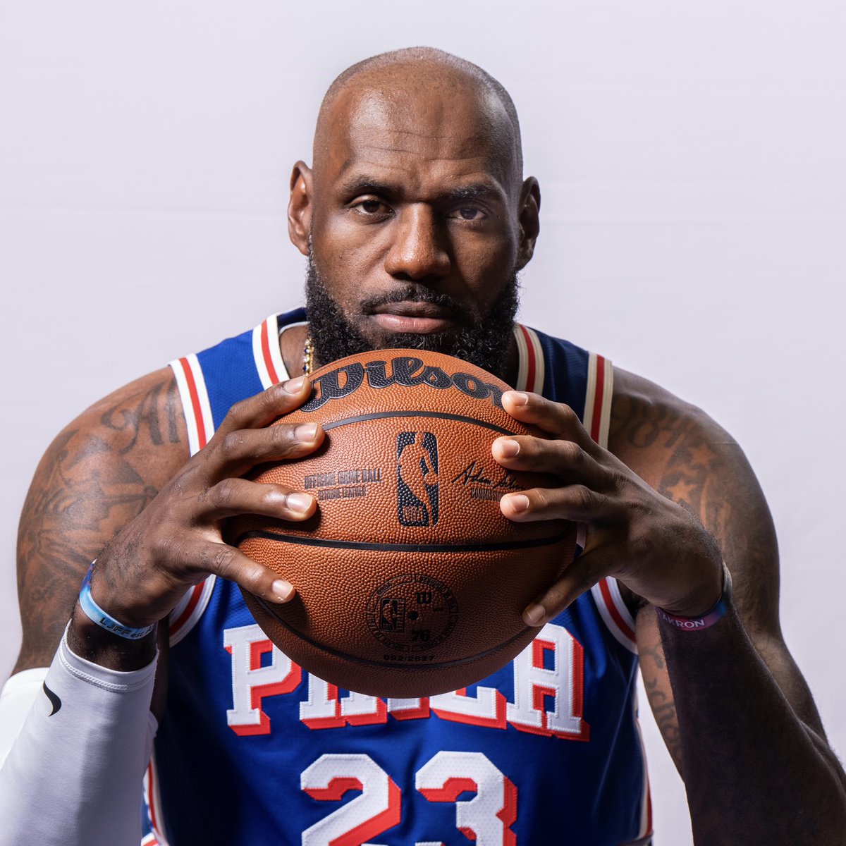 PolymarketHoops's tweet photo. LeBron James, entering his 24th NBA season, suffers from chronic arthritis in his left foot and sciatica in his lower back, per @mcten.

Oh no… https://t.co/rLEcTFb8cL