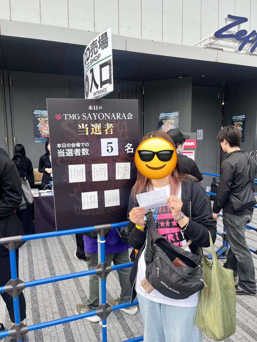 ry_178's tweet photo. TMG SAYONARA会でお見送りしてきた！！松ちゃんめっちゃ優しかった🥹ほんと大好きだよ🥹🥹TAK大好き！TMG大好き！ありがとうー！！！当選時動揺しすぎてバッグ開けっぱなしだけどなー！一生の思い出です！！ https://t.co/nxAGqaGDHS