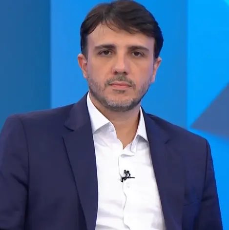 stagepopbr's tweet photo. ELEITORES DELE VOTEM ÚTIL NO LULA! Renan Santos afirma que não vai apoiar Flávio Bolsonaro no segundo turno e mantém o posicionamento que adotou durante a campanha.

Ao ser questionado sobre um eventual apoio, disparou: “Se fosse pra votar num bandido, eu já estava votando no Lula antes.”