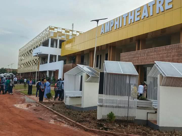 burkina24's tweet photo. 🔴Enseignement supérieur : Un nouveau complexe pédagogique inauguré à l’IBAM

https://t.co/aiiPyKtXBY https://t.co/gOC0WfF8Rx