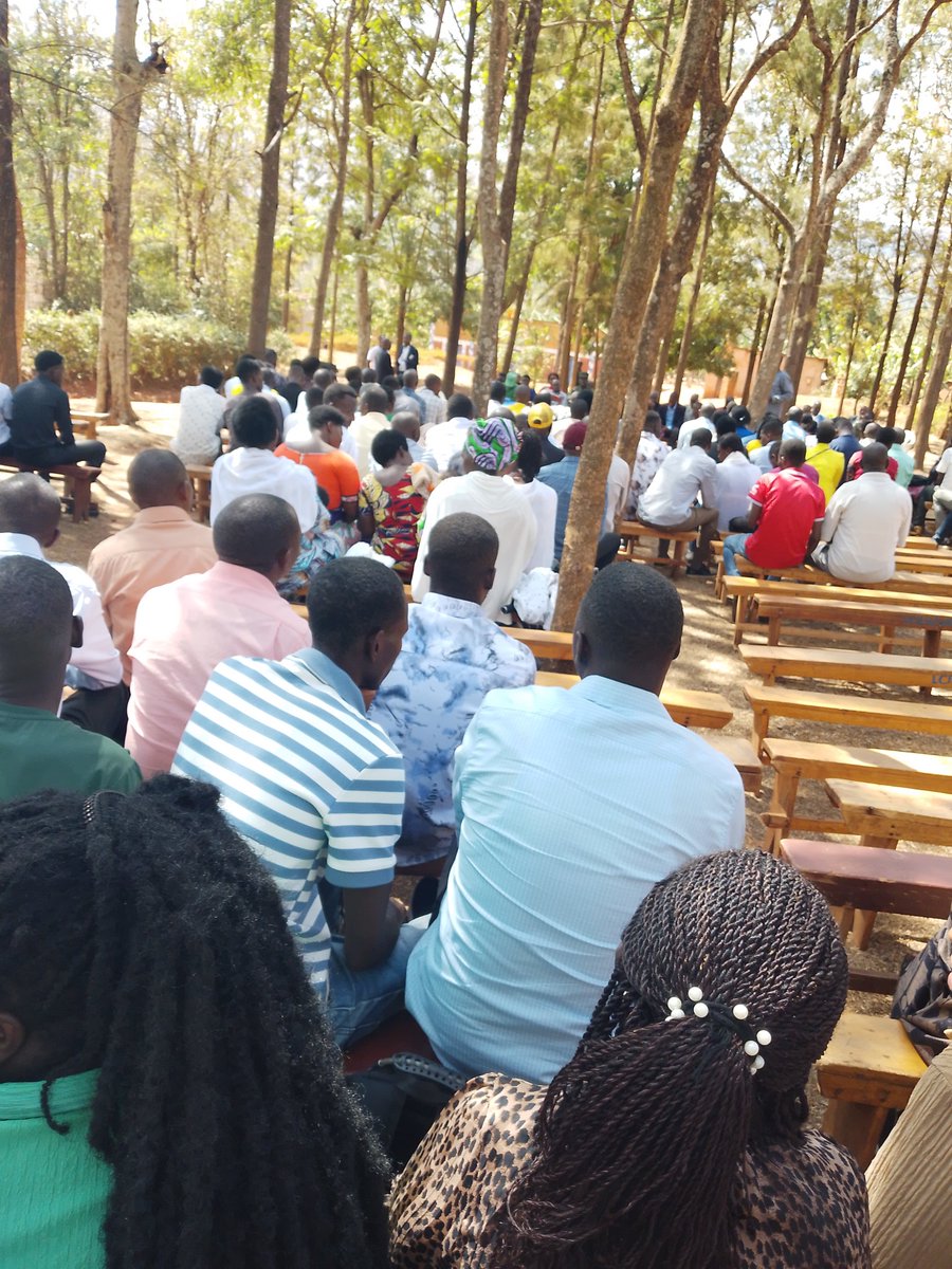 kevinbornagainK's tweet photo. @Rwanda_Edu @JoNsengimana Urakoze Nyakubahwa minister, Kirehe bameze abarimu bameze neza bicaye mu mahumbezi bagiye kurya ibyabo ntawubahagaze hejuru kereka akavumbi nikanduranya! https://t.co/8QTBJYqPW9